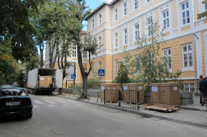 Delivery of 9 pianos and 4 grand pianos.